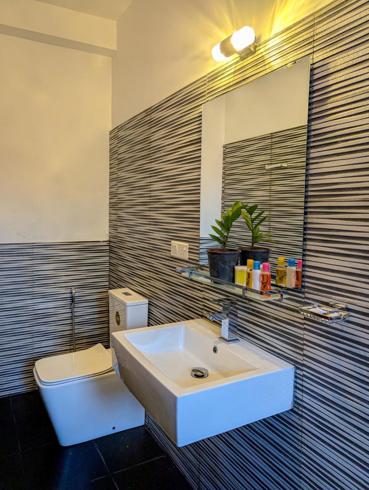 Airport Hotel By Cmb Apartments Negombo Exterior foto